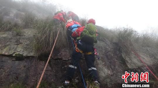 福州年輕小伙跳崖輕生，消防聯合登山隊展開“生命接力”。　黃綠榮 攝